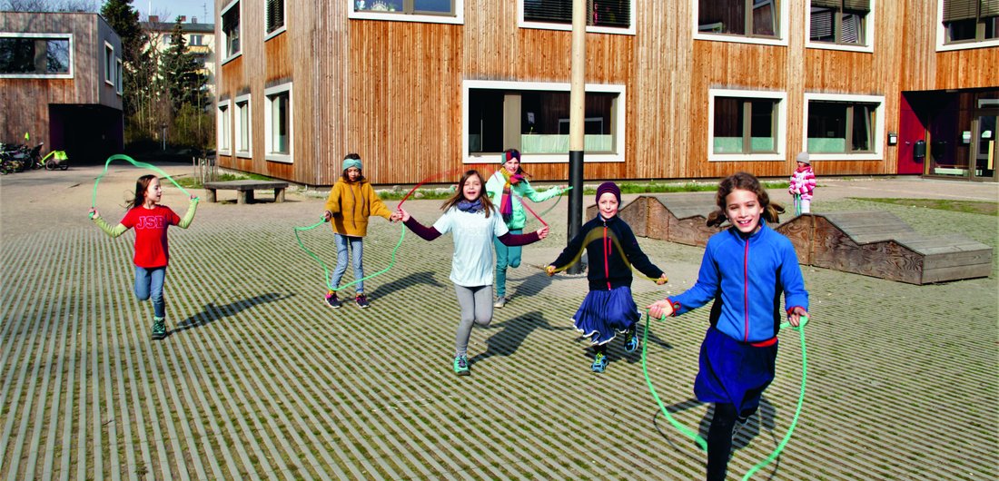 Kinder mit Springseil an der Johannes-Schule